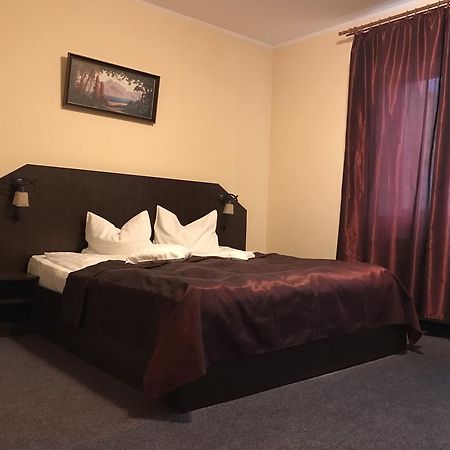Hotel Cardinal Сату-Маре Экстерьер фото