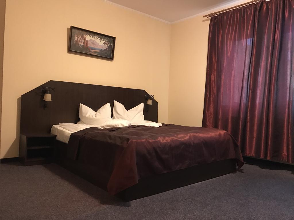 Hotel Cardinal Сату-Маре Экстерьер фото