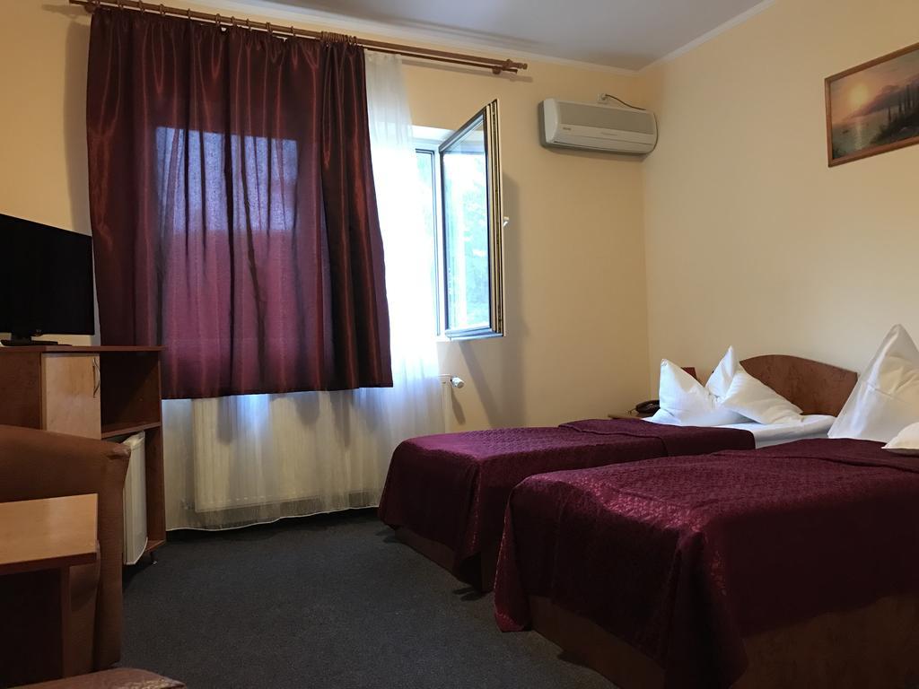 Hotel Cardinal Сату-Маре Экстерьер фото