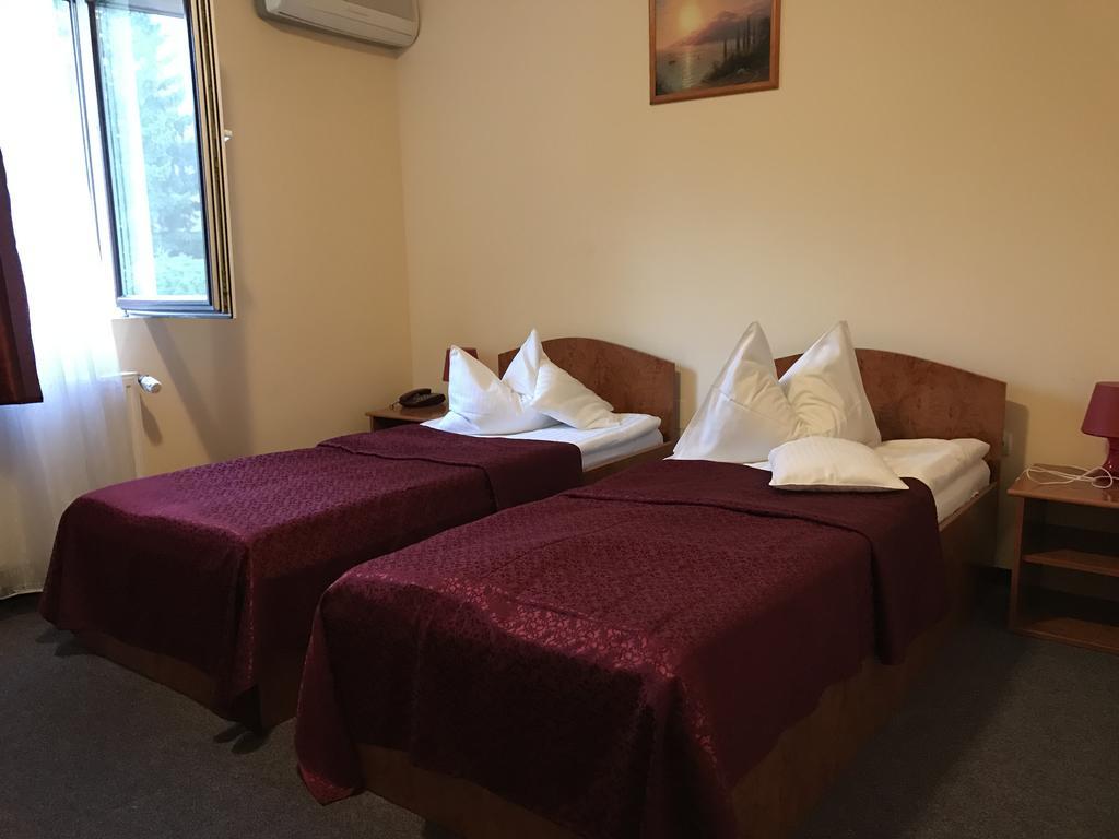 Hotel Cardinal Сату-Маре Экстерьер фото