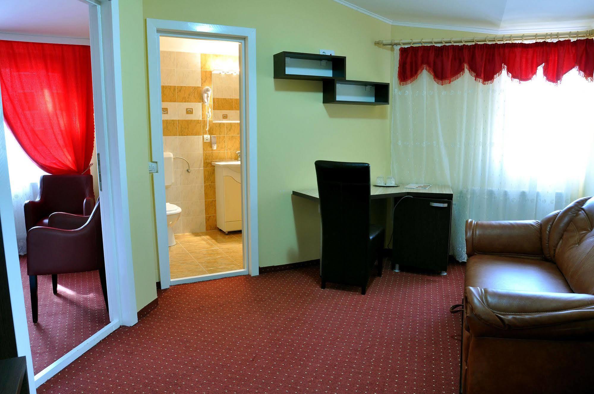 Hotel Cardinal Сату-Маре Экстерьер фото