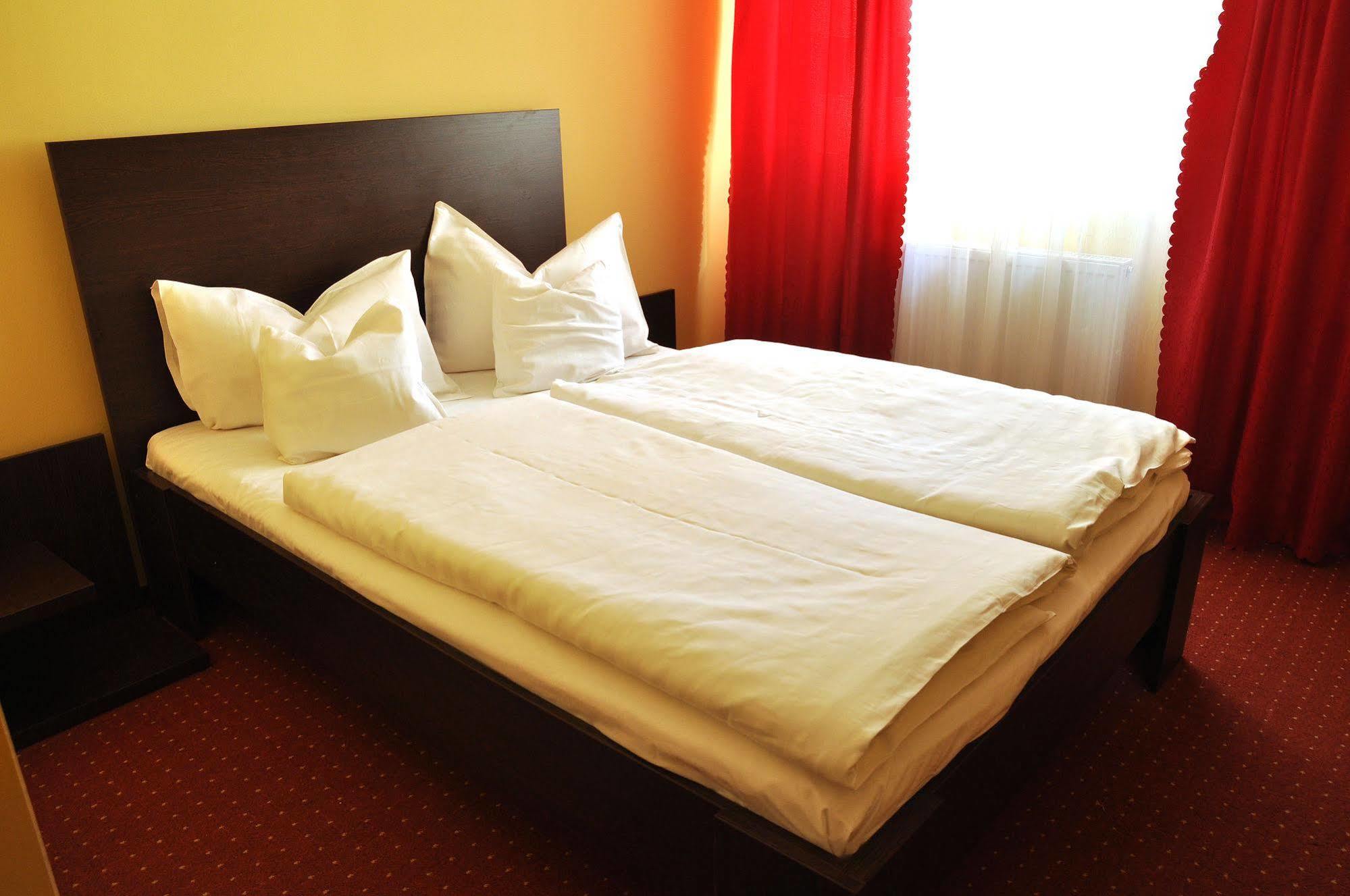 Hotel Cardinal Сату-Маре Экстерьер фото