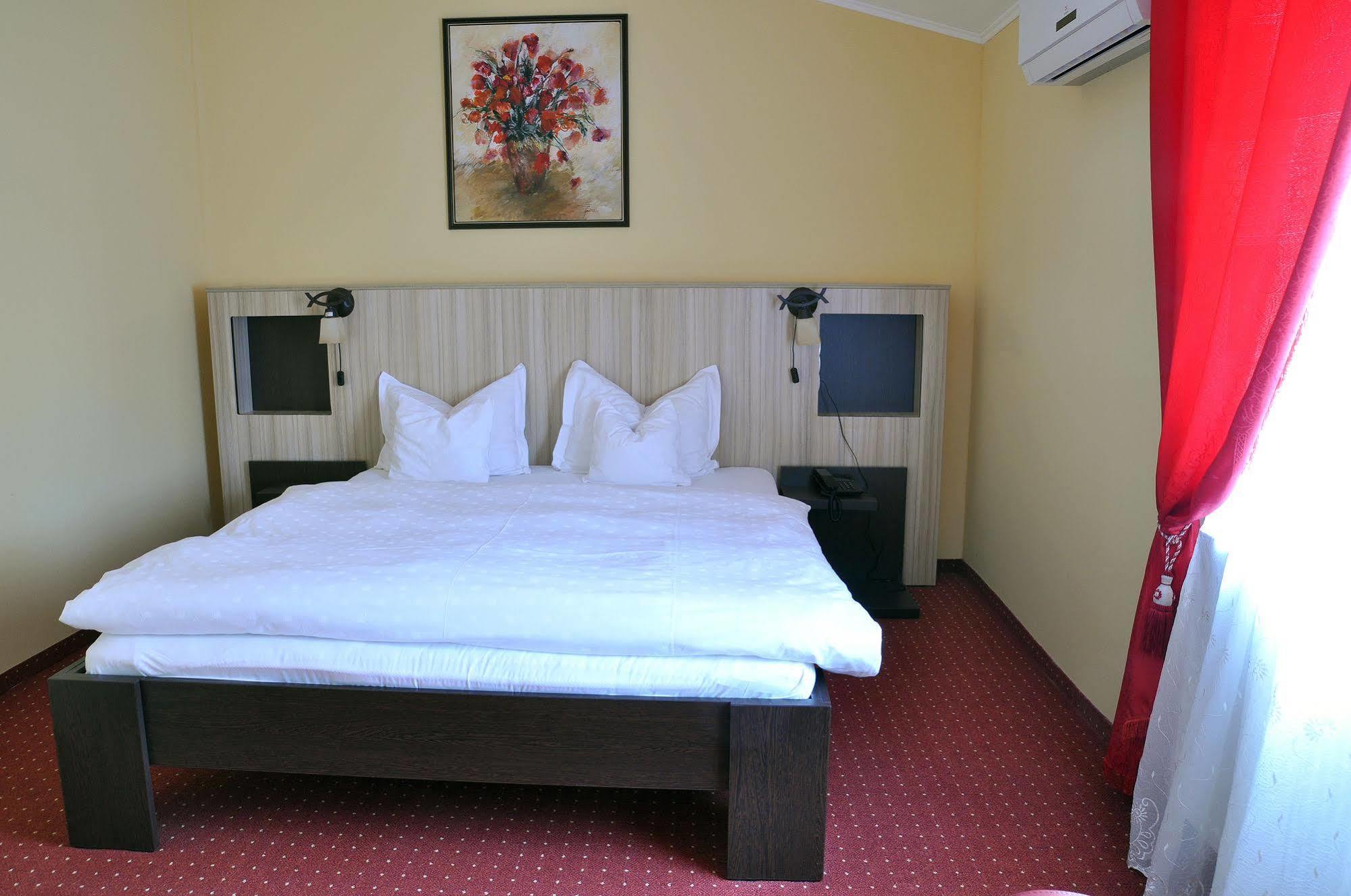 Hotel Cardinal Сату-Маре Экстерьер фото