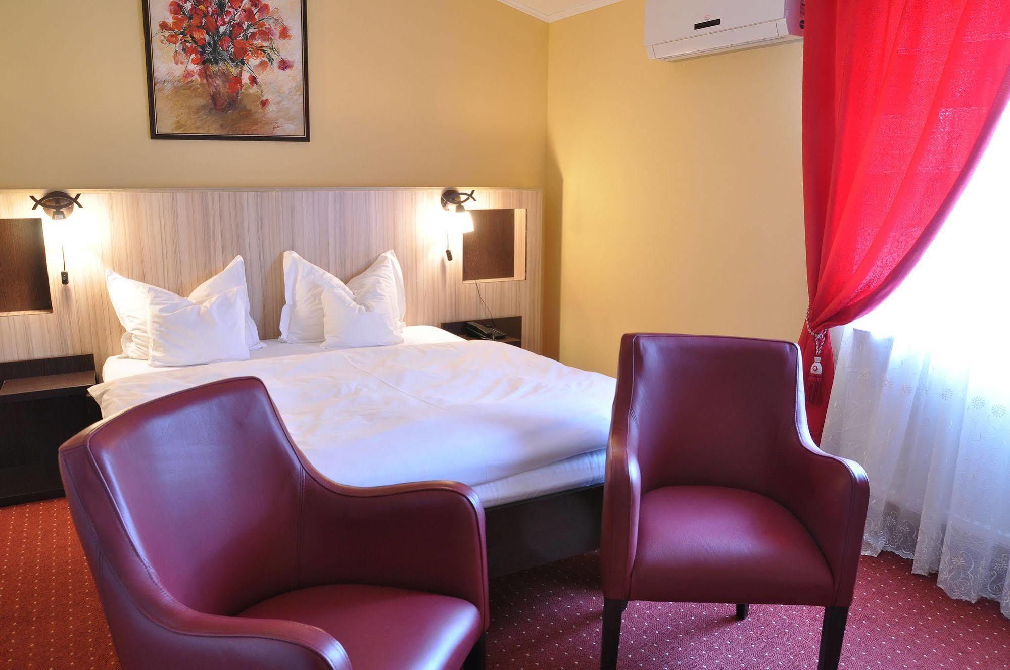 Hotel Cardinal Сату-Маре Экстерьер фото