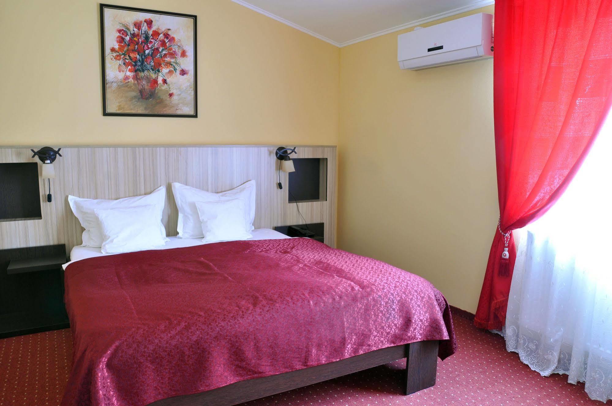Hotel Cardinal Сату-Маре Экстерьер фото