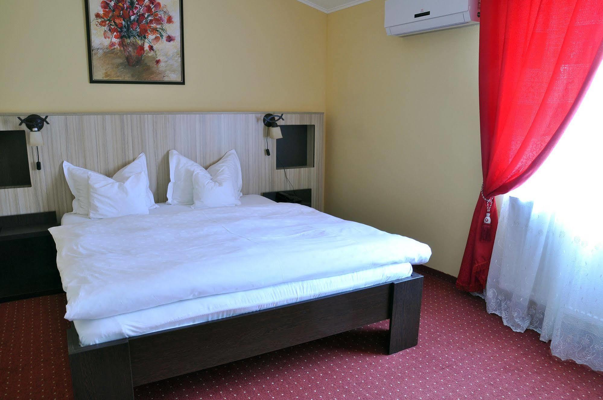 Hotel Cardinal Сату-Маре Экстерьер фото