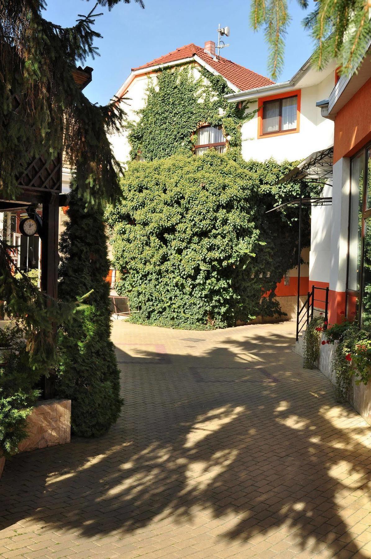 Hotel Cardinal Сату-Маре Экстерьер фото