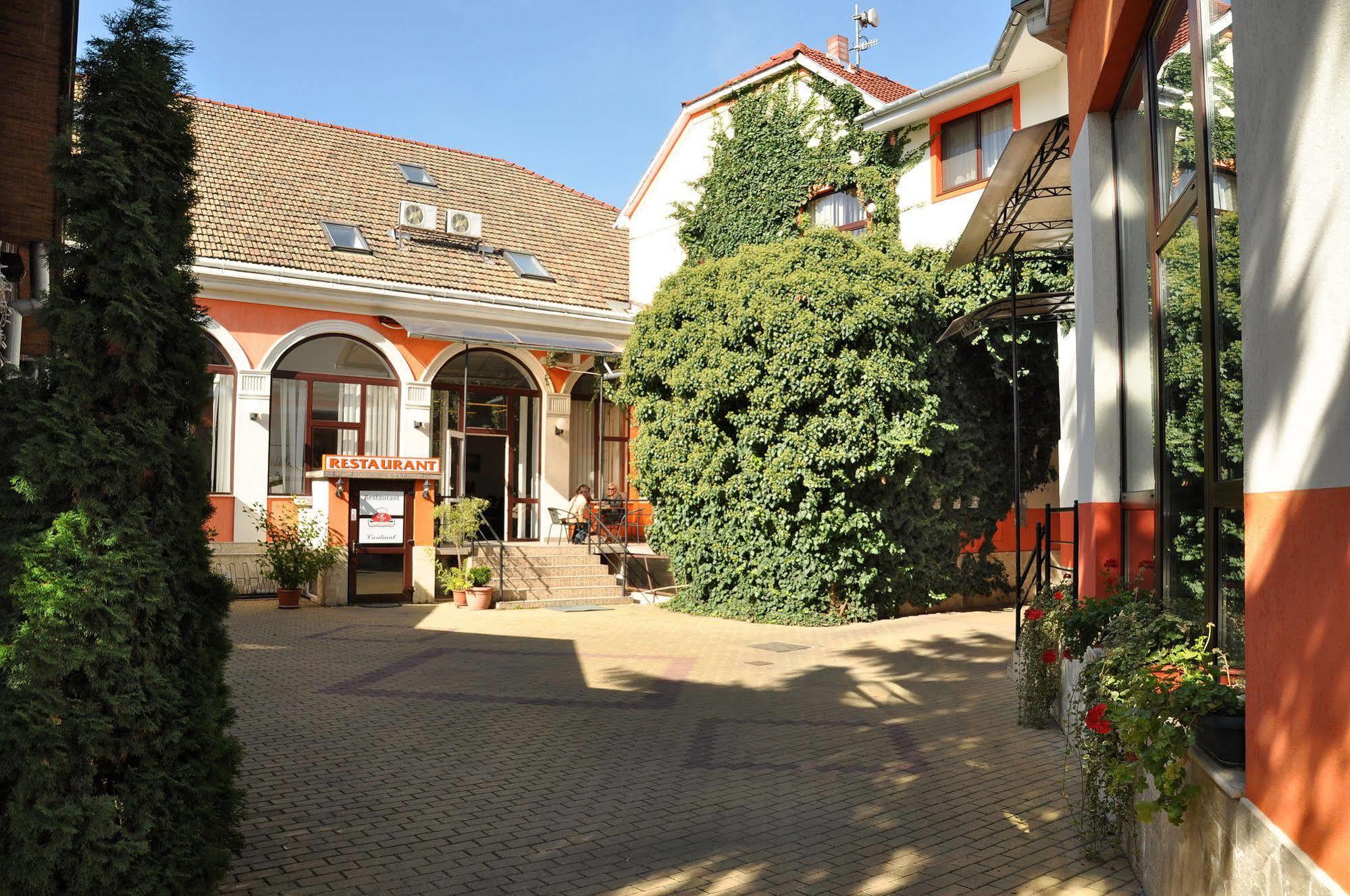 Hotel Cardinal Сату-Маре Экстерьер фото